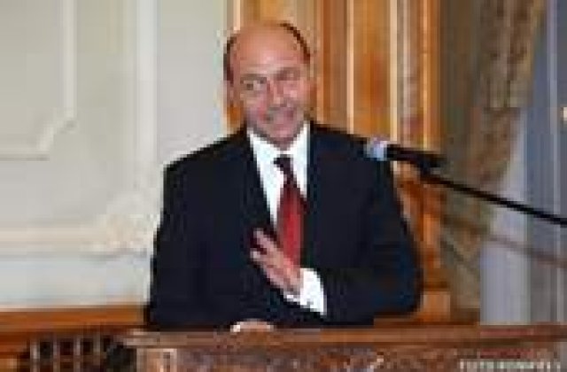 Basescu pune tunurile pe adversari