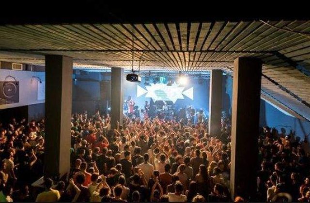 Colectiv: 64 de lumanari au fost depuse in fata sediul DNA