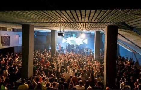 Colectiv: 64 de lumanari au fost depuse in fata sediul DNA