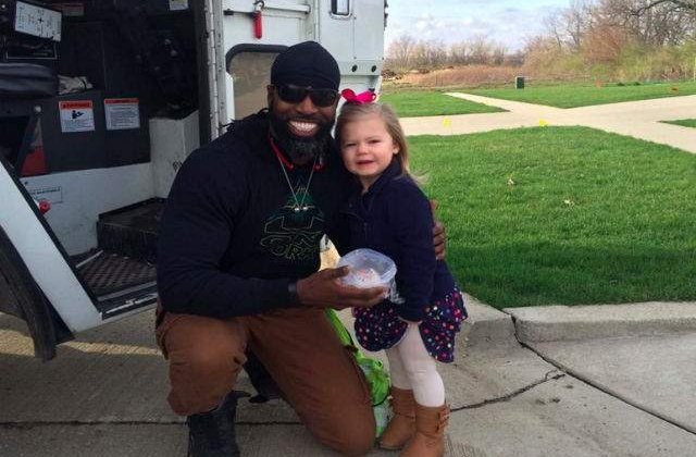 [FOTO] De ziua ei, o fetita a dorit sa-l intalneasca pe gunoierul cartierului. Uite motivul