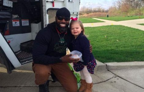  Foto  De ziua ei, o fetita a dorit sa-l intalneasca pe gunoierul cartierului. Uite motivul