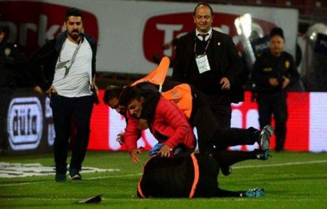  Video  Arbitrul meciul dintre Trabzonspor si Fenerbahce a fost batut de suporteri