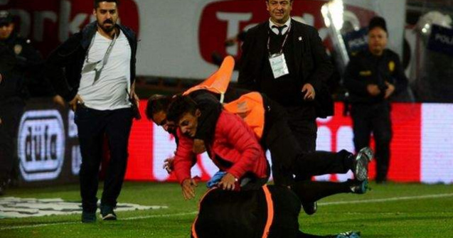  Video  Arbitrul meciul dintre Trabzonspor si Fenerbahce a fost batut de suporteri