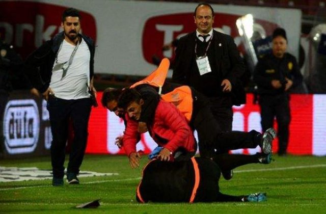 [VIDEO] Arbitrul meciul dintre Trabzonspor si Fenerbahce a fost batut de suporteri