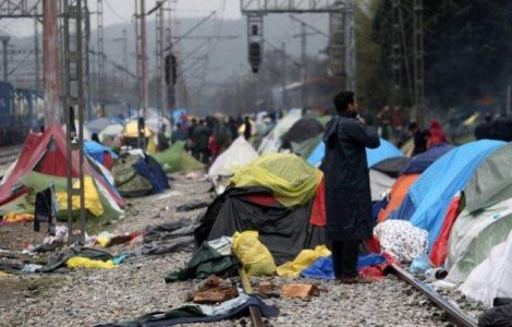 Imigrantii blocati in Grecia cauta noi rute pentru a ajunge in Macedonia