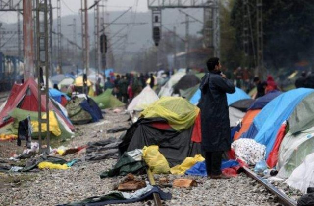 Imigrantii blocati in Grecia cauta noi rute pentru a ajunge in Macedonia