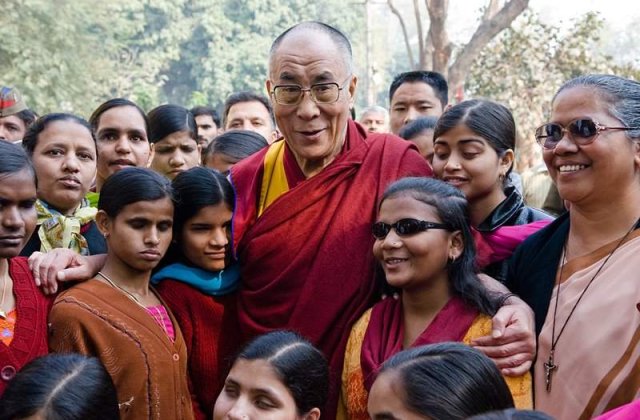 Dalai Lama: Progresul si schimbarea in bine se produc prin educatie, nu prin rugaciune