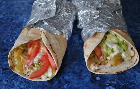 Rusia vrea sa interzica vanzarea shaormei si a kebabului