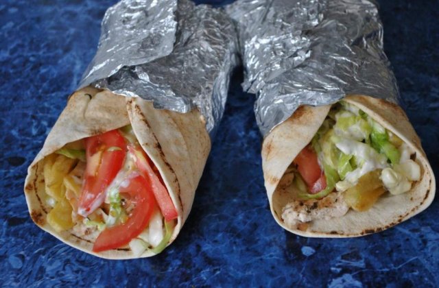 Rusia vrea sa interzica vanzarea shaormei si a kebabului