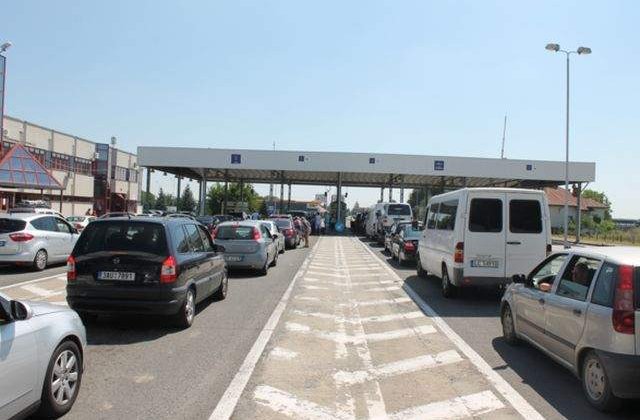 Aglomeratie in vami, zeci de mii de romani vin acasa de Paste