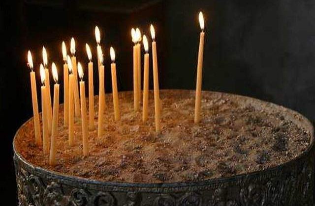 Bisericile din judetul Vaslui, obligate sa vanda 40.000 de lumanari