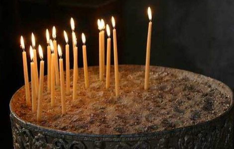 Bisericile din judetul Vaslui, obligate sa vanda 40.000 de lumanari