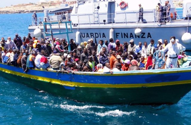 O nava de marfa italiana a salvat 26 de imigranti din largul coastelor Libiei