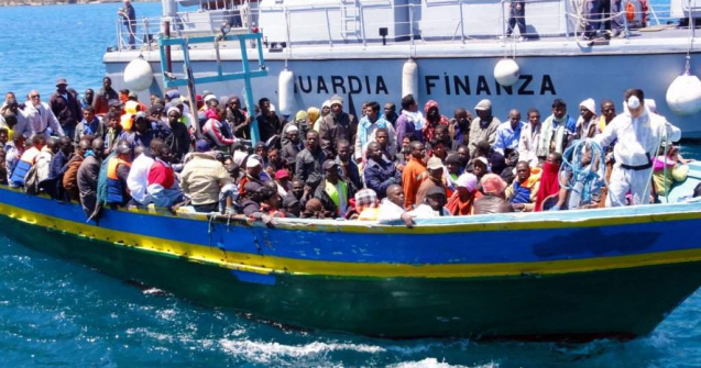 O nava de marfa italiana a salvat 26 de imigranti din largul coastelor