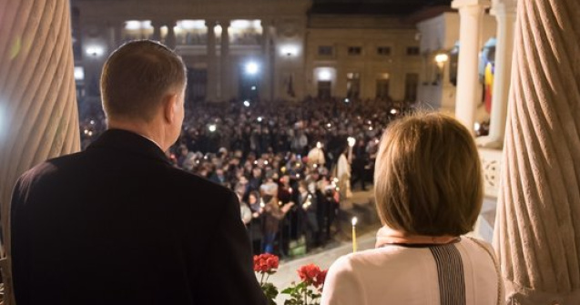 Iohannis si sotia au asistat la Slujba Invierii din balconul Palatului Patriarhiei