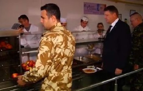 Klaus Iohannis se afla in Afganistan, unde se intalneste cu soldatii