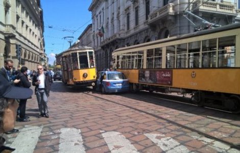  Foto  Milano: Masina de politie, strivita de doua tramvaie