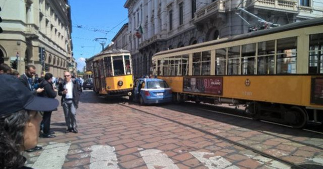  Foto  Milano: Masina de politie, strivita de doua tramvaie