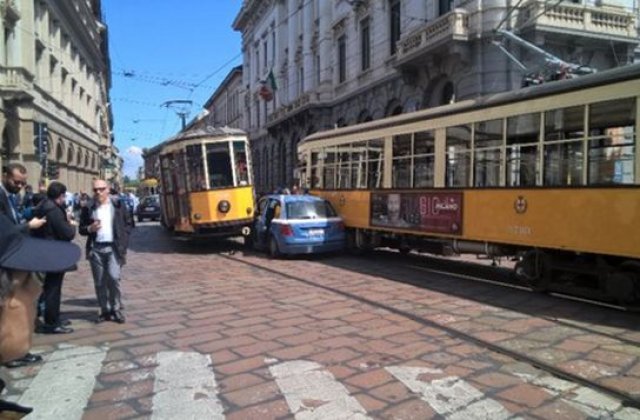 [FOTO] Milano: Masina de politie, strivita de doua tramvaie