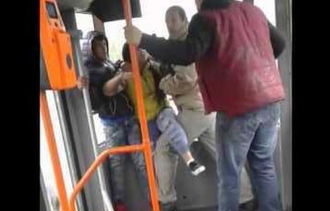  Video  Patru tineri s-au batut intr-un tramvai din Capitala