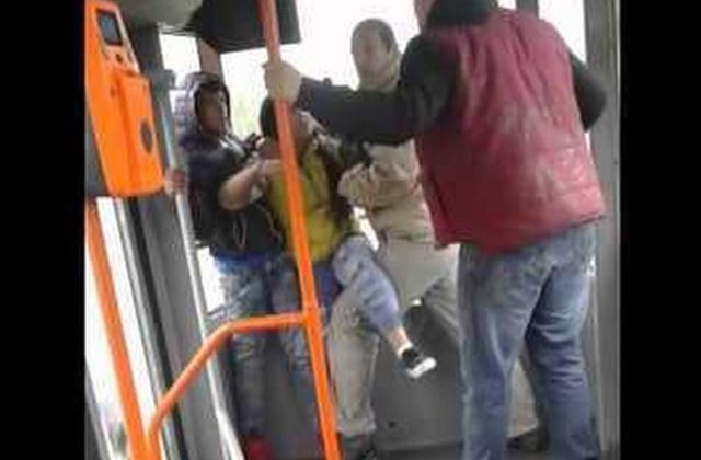 [VIDEO] Patru tineri s-au batut intr-un tramvai, pentru ca doi dintre ei ascultau manele