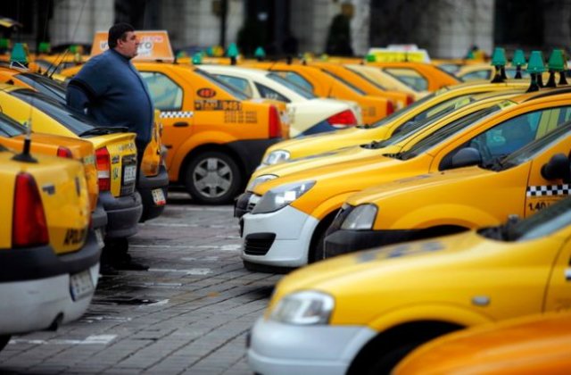 Un taximetrist din Capitala si-a dat foc la masina, suparat ca fusese amendat