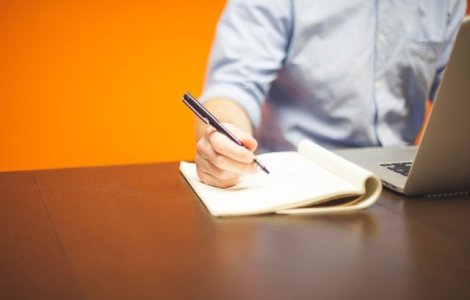 Motivul UIMITOR pentru care toate capacele de pix au un orificiu in partea superioara