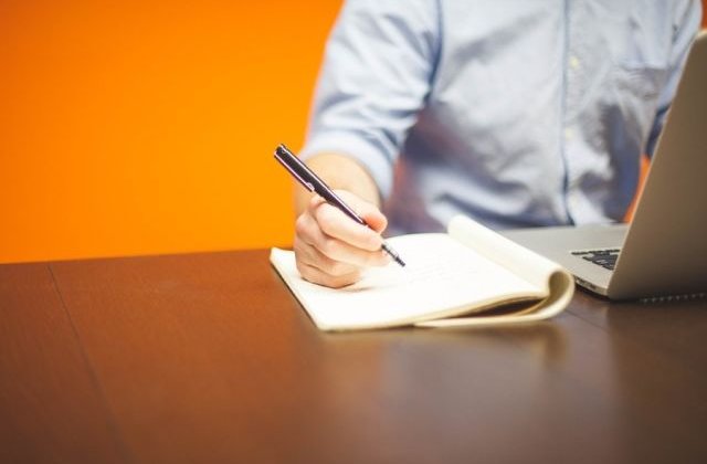 Motivul UIMITOR pentru care toate capacele de pix au un orificiu in partea superioara