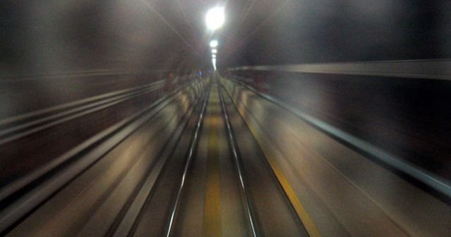 Pericolul de la metrou: Spatii inguste si usi de evacuare blocate cu zavoare