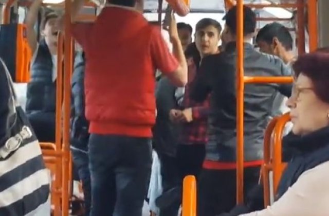 [VIDEO] Razbunarea manelistilor. Cum au raspuns mai multi tineri dupa bataia din tramvaiul 41
