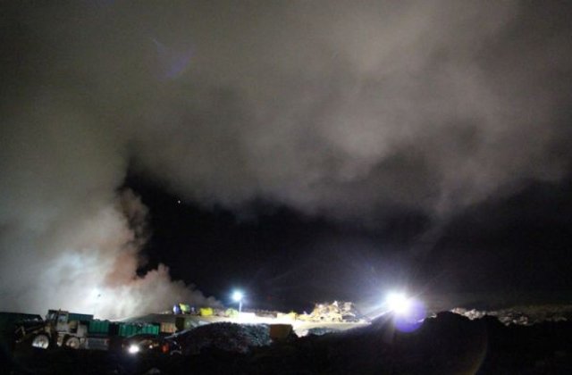 Cluj: Incendiu la rampa de gunoi de la Pata Rat, focul arde de peste 16 ore