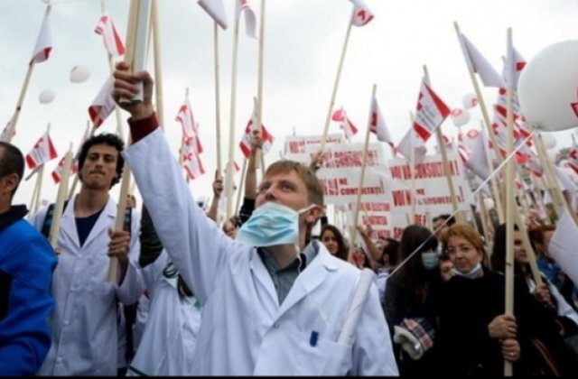 In timp ce oamenii mor in spitale, medicii stau in strada
