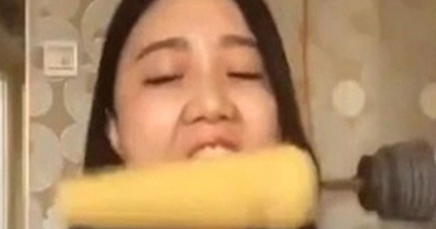  Video  A vrut sa manance porumb fiert cu ajutorul unei bormasini. A regretat decizia imediat