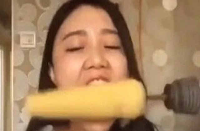 [VIDEO] A vrut sa manance porumb fiert cu ajutorul unei bormasini. A regretat decizia imediat