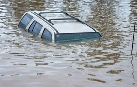 Cum sa iesi dintr-o masina care se scufunda in apa