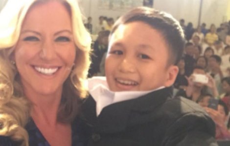  Foto  Gafa de proportii: a crezut ca tine in brate un copil, dar avut parte de o surpriza