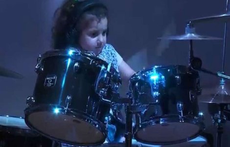  Video  Are doar cinci ani, dar canta la tobe ca un profesionist