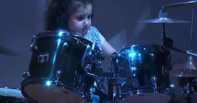 Are doar cinci ani, dar canta la tobe ca un profesionist