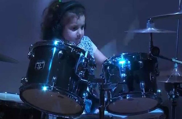 [VIDEO] Are doar cinci ani, dar canta la tobe ca un profesionist