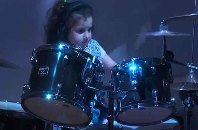 [VIDEO] Are doar cinci ani, dar canta la tobe ca un profesionist