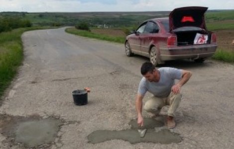  Foto  Un barbat s-a saturat de nepasarea autoritatilor. Ce a facut