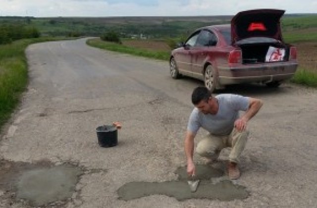 [FOTO] Un barbat s-a saturat de nepasarea autoritatilor si a inceput sa repare singur soselele