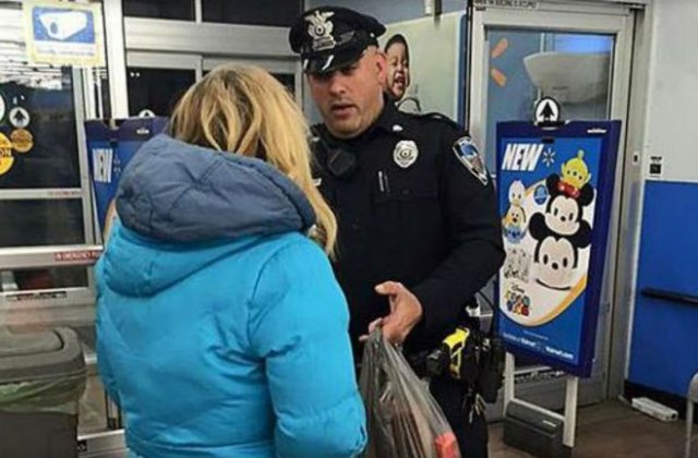Gestul incredibil al unui politist dupa ce a prins o femeie la furat