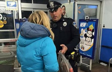 Gestul incredibil al unui politist dupa ce a prins o femeie la furat