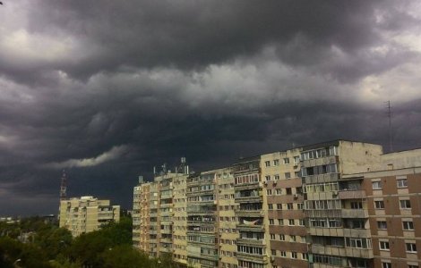 Atentionare ANM pentru joi si vineri: Averse, descarcari electrice si grindina