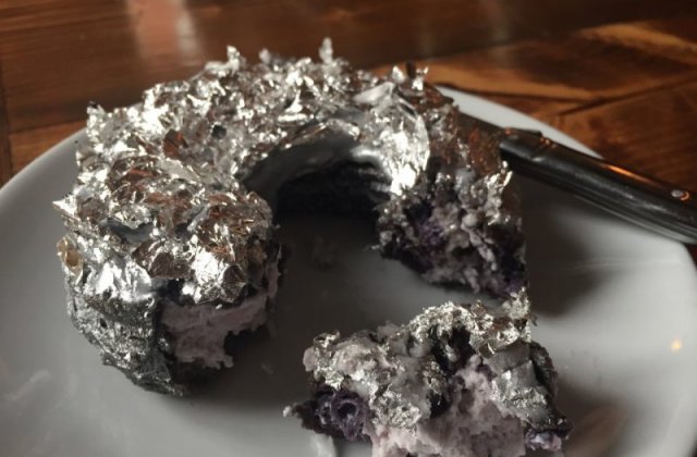 [FOTO] In timp ce in unele parti ale lumii se moare de foame, americanii mananci gogosi cu crema de PLATINA