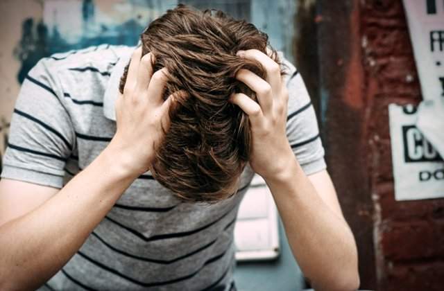 Un barbat cu probleme neuropsihice a incercat sa se sinucida, dupa ce tratamentul i-a fost inlocuit cu studii religioase