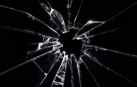 Detinutul care a atacat cu un cioc de sticla un judecator, arestat