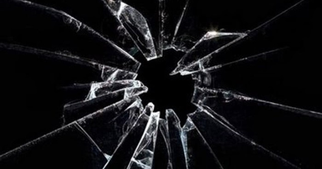 Detinutul care a atacat cu un cioc de sticla un judecator, arestat