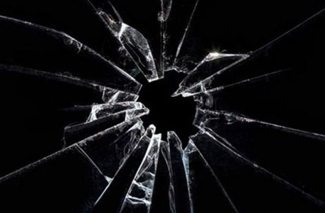 Detinutul care a atacat cu un cioc de sticla un judecator, arestat